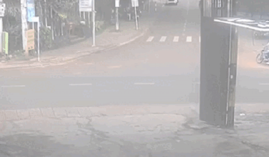 Nam sinh điều khiển xe máy kẹp 3, lao thẳng vào xe tải khi đi qua nút giao