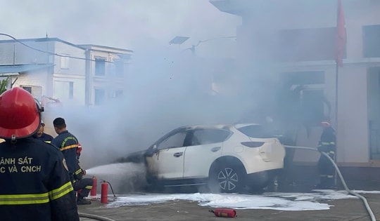 Hà Nội: Xe ô tô bất ngờ bốc cháy khi đang đỗ trong sân nhà văn hóa