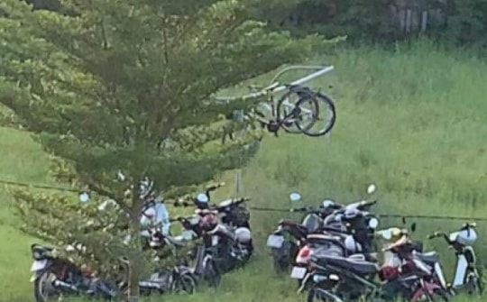 Xe học sinh 'giành chỗ' nhà xe của giáo viên bị treo ngược giữa sân bóng