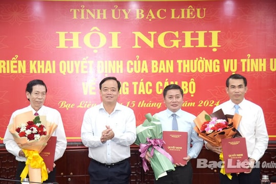 Trao quyết định bổ nhiệm tân Chánh Văn phòng Tỉnh ủy