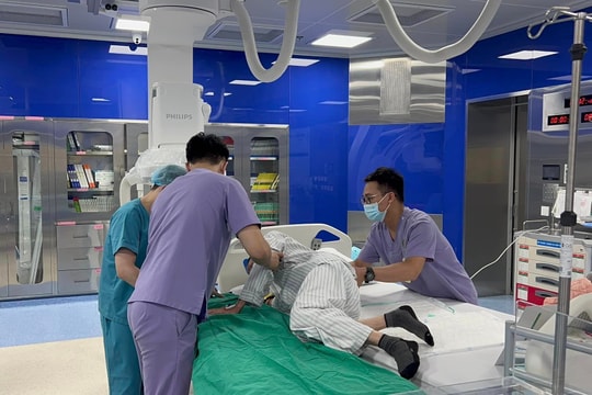 Thoát cảnh liệt giường nhờ bơm xi măng sinh học khôi phục 2 đốt sống vỡ, xẹp