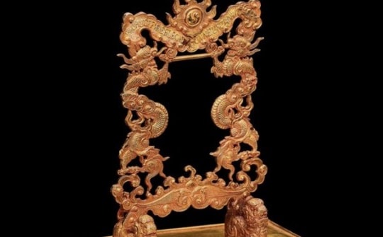 Cổ vật 'rồng khênh kiệu mặt trời' bằng vàng 18K có gì đặc biệt?