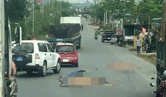 Xe máy va chạm liên hoàn với ô tô, 2 nam sinh lớp 9 tử vong tại chỗ