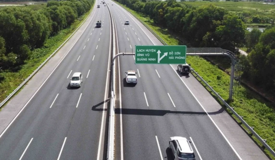 5 nhóm này chính thức chịu phí sử dụng đường bộ cao tốc với mức 5.200 đồng/xe/km