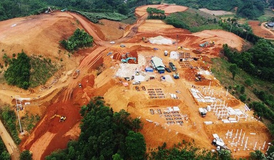 Những khung nhà tái định cư dần hình thành ở Làng Nủ