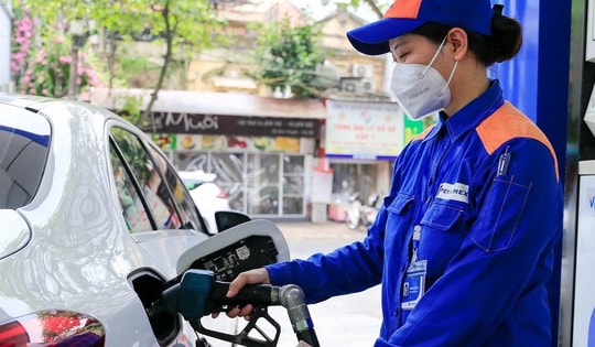 Giá xăng dầu lại giảm nhẹ sau phiên tăng mạnh hơn 1.200 đồng/lít