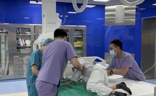 BVĐK Hồng Ngọc bơm xi măng sinh học khôi phục đồng thời 2 đốt sống vỡ, xẹp cho cụ ông 96 tuổi