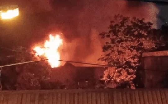 Hà Nội: Cháy lớn nhà kho ở Vĩnh Tuy, khói đen cuồn cuộn bốc cao hàng chục mét