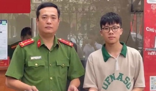 Nam sinh viên nhặt song đao, côn ba khúc đến giao nộp cho Công an