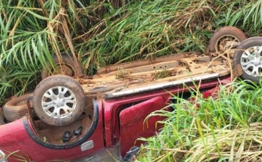 Xe bán tải lật xuống mương làm 3 người tử vong