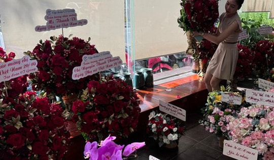 Nhộn nhịp thị trường hoa tươi trước ngày lễ 20/10