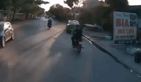 Xe taxi mở cửa không quan sát, gây tai nạn khiến người đi xe máy tử vong ở Thái Bình