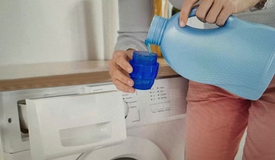 Thói quen dùng nước xả vải kiểu này ở nhiều người khiến cả ổ vi khuẩn sinh sôi trong máy giặt và làm máy nhanh hỏng