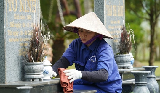 Ngày 20/10, nhiều phụ nữ gan dạ vẫn miệt mài gắn mình với nghề dịch vụ chăm sóc mộ phần