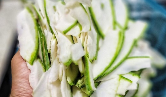 Ăn bưởi đừng vội vứt vỏ, hãy tận dụng để làm sạch bồn rửa và khử mùi hôi cống thoát nước trong bếp