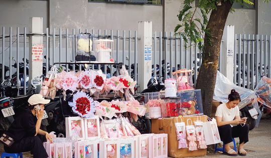 Nhiều cửa hàng hoa trên vỉa hè Hà Nội trầm lắng, ế ẩm trong ngày 20/10