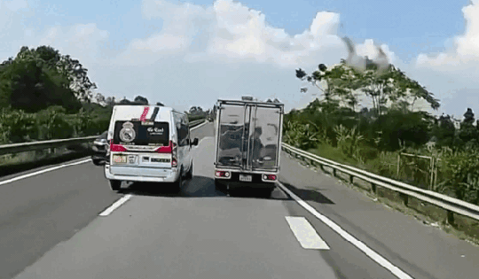 Bức xúc cảnh xe 16 chỗ chèn ép, tạt đầu ô tô tải trên cao tốc Nội Bài - Lào Cai
