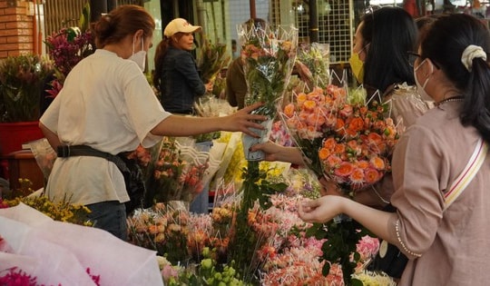 TP Hồ Chí Minh: Giá hoa tươi tăng cao gấp 3 lần trong dịp 20/10