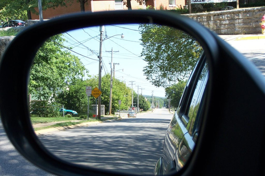 Người lái xe mô tô xử lý như thế nào khi cho xe mô tô phía sau vượt?