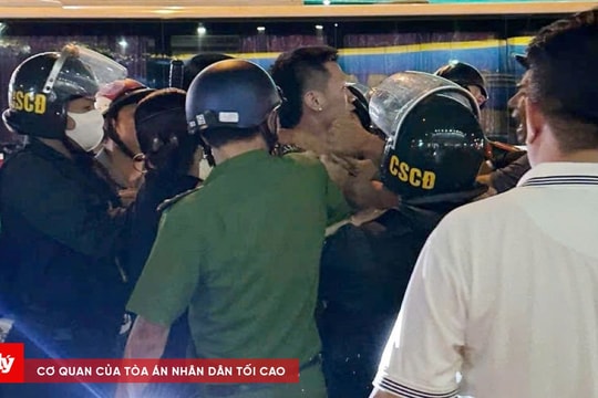 Chở bạn gái không đội mũ bảo hiểm, nam thanh niên chống đối công an