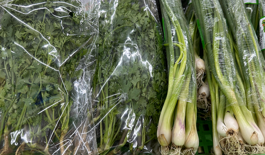 Giá cao chót vót, chủ hàng phở phải xin khách ‘bớt hành, rau mùi’