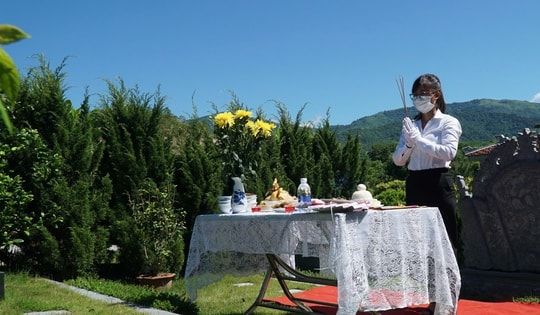 Phụ nữ trẻ mới ngoài đôi mươi gan dạ làm công việc dịch vụ hỗ trợ người đã khuất