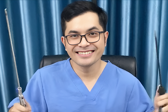 Bác sĩ gấp 1.600 con hạc giấy bằng dụng cụ mổ nội soi