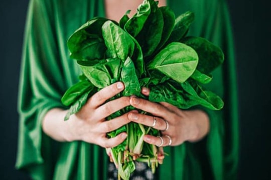 Điều gì xảy ra khi ăn cải bó xôi hằng ngày?