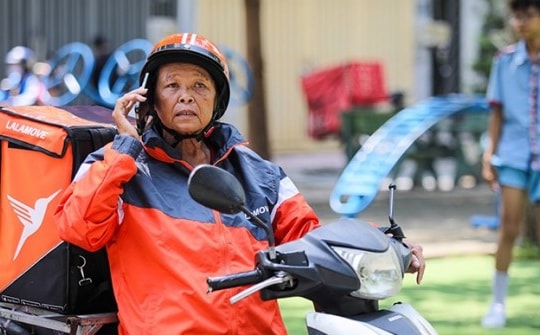 Câu chuyện xúc động đằng sau “hiện tượng mạng” của bà ngoại U70