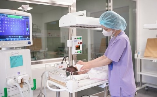 Cấp cứu thành công bé 8 ngày tuổi bị viêm phổi RSV chỉ vì nụ hôn của người thân