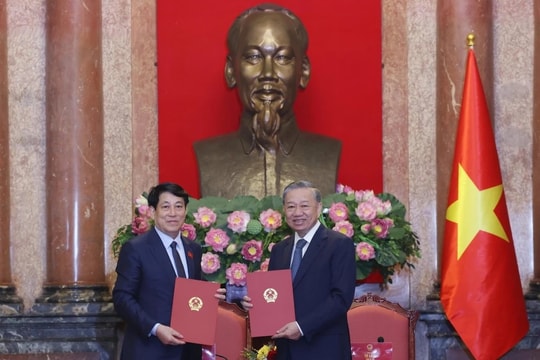 Tổng Bí thư Tô Lâm và Chủ tịch nước Lương Cường bàn giao công tác của Chủ tịch nước