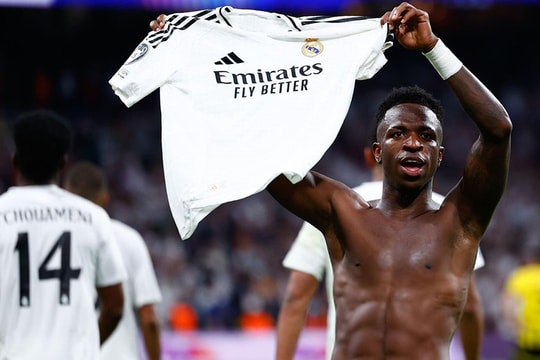 Vinicius ghi hat-trick sánh vai Ronaldo "béo" ở Cúp C1, muốn ở lại Real mãi mãi