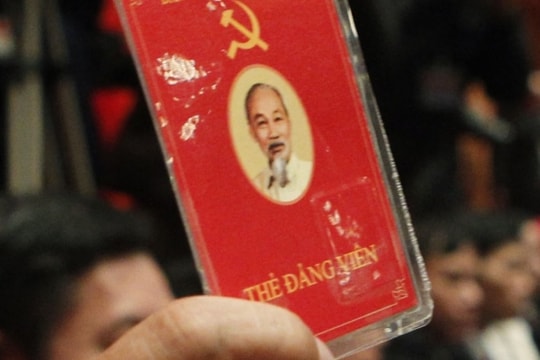 Bầu cử trong Đảng: Khi nào bỏ phiếu kín, khi nào biểu quyết giơ thẻ đảng viên?