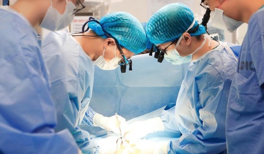 Đặt máy tạo nhịp cứu sống em bé mắc tim bẩm sinh nặng ngay khi vừa chào đời