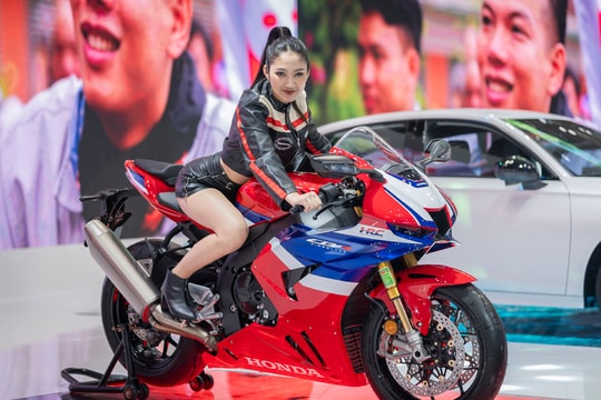 Hút mắt dàn mỹ nhân bên xe tại Vietnam Motor Show 2024