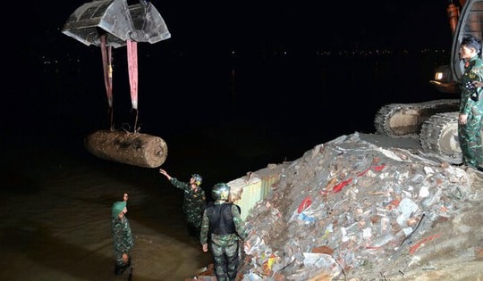 Trục vớt quả bom nặng hơn 1,3 tấn gần cầu Long Biên