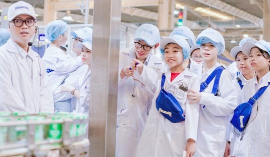 Học sinh thích thú khám phá trang trại, nhà máy “xanh” sản xuất ra hộp sữa Vinamilk