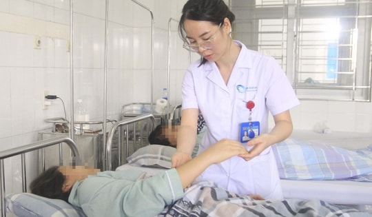 Cô gái 24 tuổi nhập viện cấp cứu do thói quen nhiều người bị đau khớp hay làm