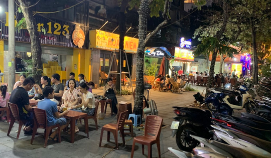 Hà Nội: Nhiều hàng quán lấn chiếm vỉa hè để kinh doanh, sức khỏe người dân bị ảnh hưởng nghiêm trọng