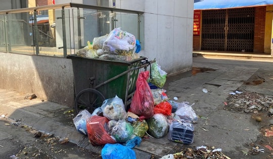 Rác thải và quán cóc, hàng rong bủa vây các nhà ga tuyến đường sắt Cát Linh - Hà Đông