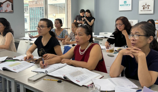 Người lớn tuổi học tiếng Anh, nhảy sôi động, phá vỡ định kiến về tuổi già