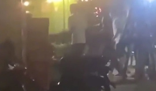 Bị đánh hội đồng gãy tay vì tranh nhau chỗ ngồi