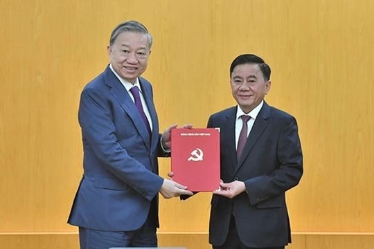 BỘ CHÍNH TRỊ PHÂN CÔNG ĐỒNG CHÍ TRẦN CẨM TÚ GIỮ CHỨC THƯỜNG TRỰC BAN BÍ THƯ