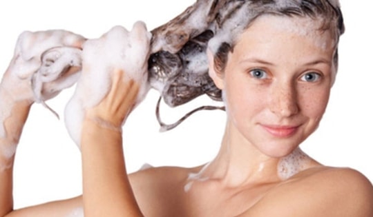 Nên cúi về phía trước hay ngửa ra sau khi gội đầu?