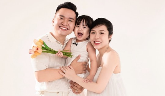 MC Hạnh Phúc bất ngờ công khai vợ con sau 5 năm kết hôn: "Vợ à, cảm ơn em"