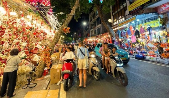 Khung cảnh 'lạ' ở tuyến phố nổi tiếng Hà Nội: Đi chơi Halloween nhưng lại rất... Giáng Sinh!