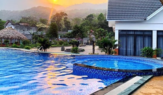 Toàn cảnh căn villa rộng 3.500m2 ở Hà Nội của gia đình Quân A.P: có 15 phòng, đầy đủ tiện nghi, không gian hòa mình vào thiên nhiên