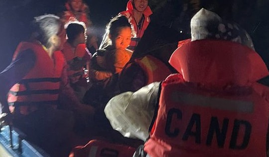 Quảng Trị: Khẩn cấp ứng cứu hàng chục người dân ra khỏi vùng ngập lụt trong đêm