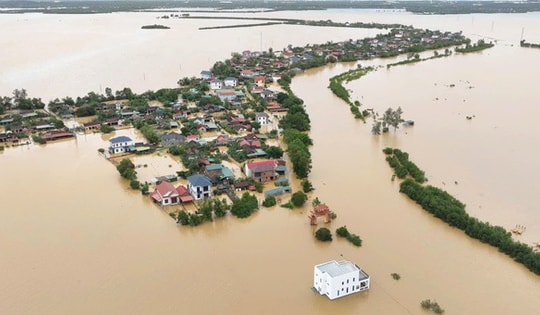 Nhiều nơi ở Quảng Bình vẫn chìm trong biển nước, tuyến đường sắt Bắc-Nam tê liệt