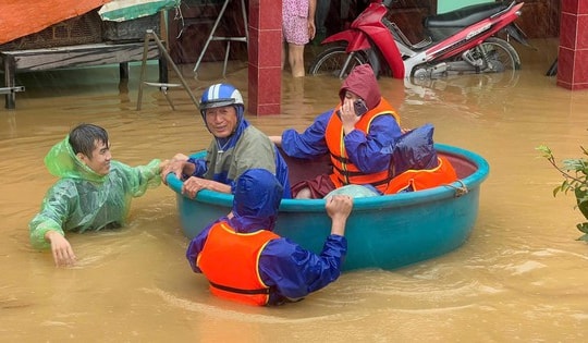 Nước chạm nóc nhà, hàng nghìn hộ dân ở 'rốn lũ' Quảng Bình vẫn cô lập